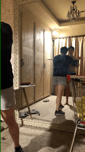 거울 앞에서 회원의 움직임을 지도하는 실제 짧은 영상