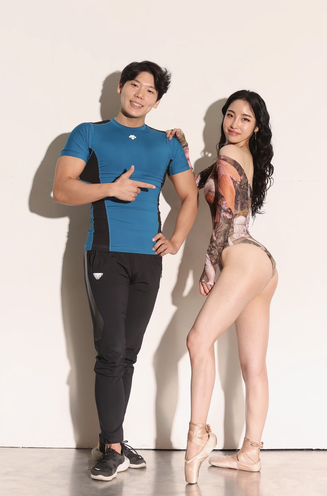 박대우 트레이너가 회원과 바디프로필 촬영 현장에서 함께 찍은 사진